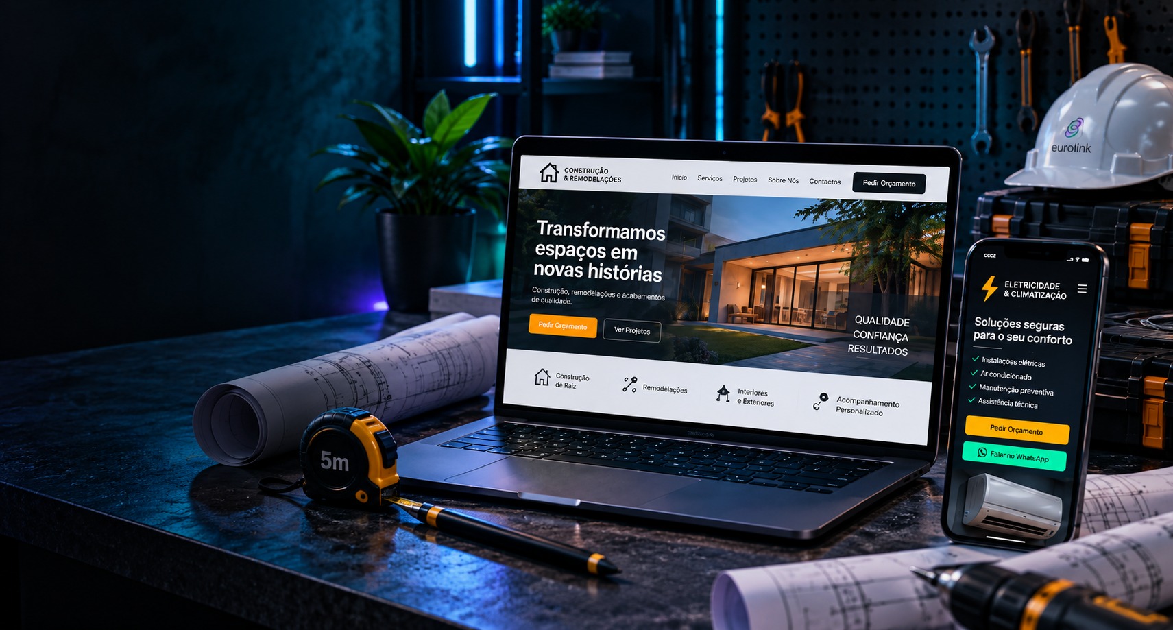 Portátil e telemóvel em ambiente de obra a apresentar websites profissionais para empresas de serviços